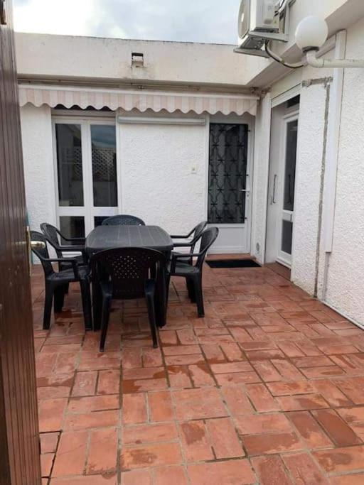 Balkón alebo terasa v ubytovaní Patio avec cour et place de parking en bord de mer