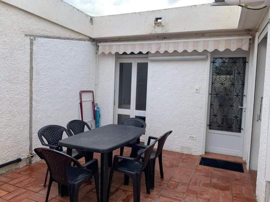 Balkón alebo terasa v ubytovaní Patio avec cour et place de parking en bord de mer
