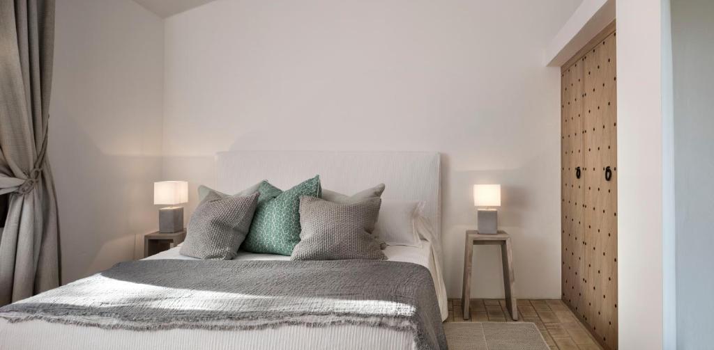 sypialnia z dużym łóżkiem i dwiema lampami w obiekcie Cascioni Eco Retreat w mieście Arzachena