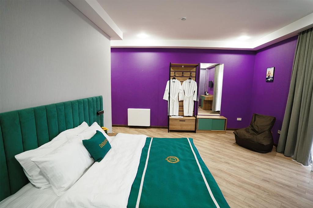 Postel nebo postele na pokoji v ubytování DADIANI Inn