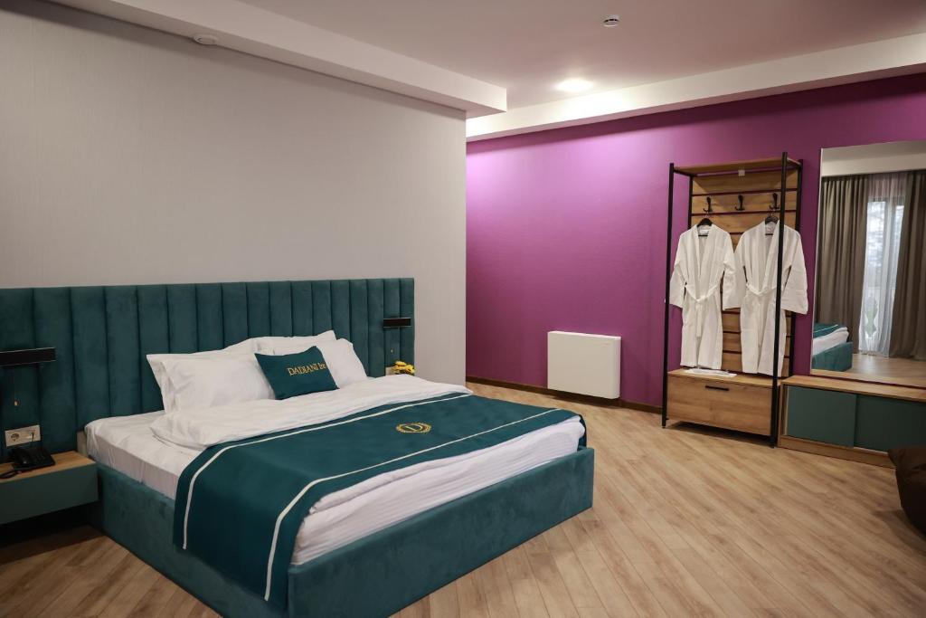 Postel nebo postele na pokoji v ubytování DADIANI Inn