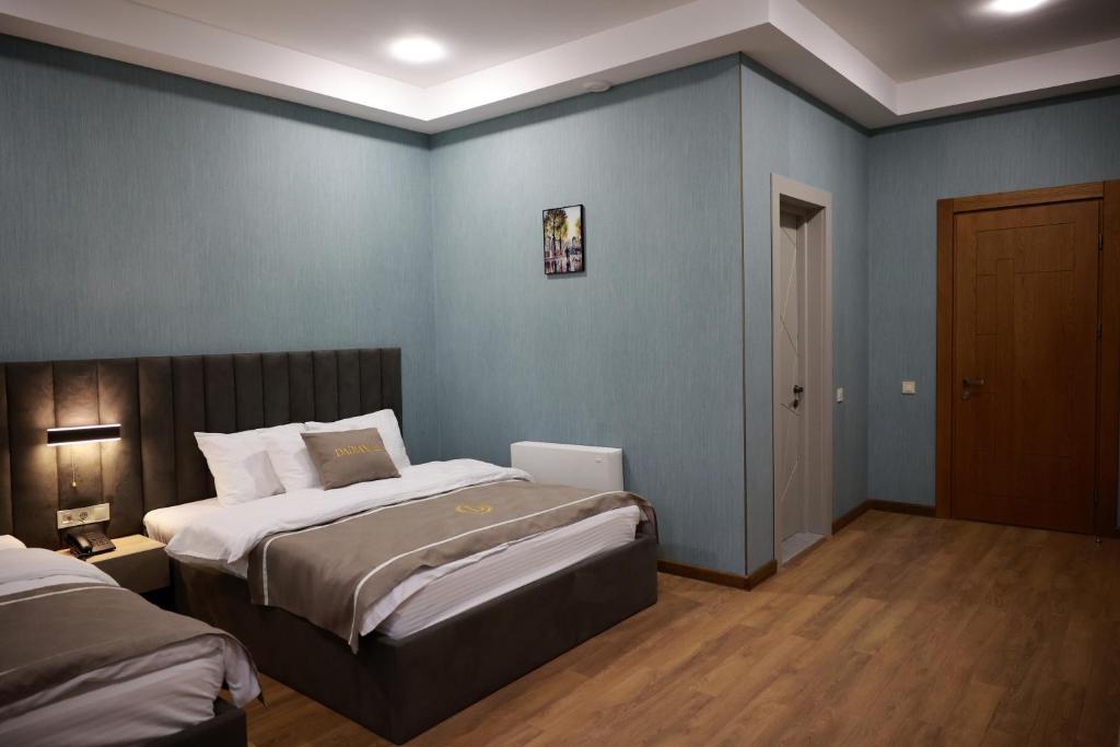 Postel nebo postele na pokoji v ubytování DADIANI Inn