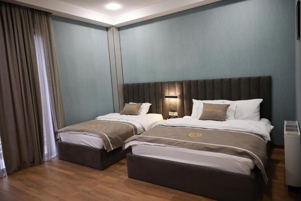 Postel nebo postele na pokoji v ubytování DADIANI Inn