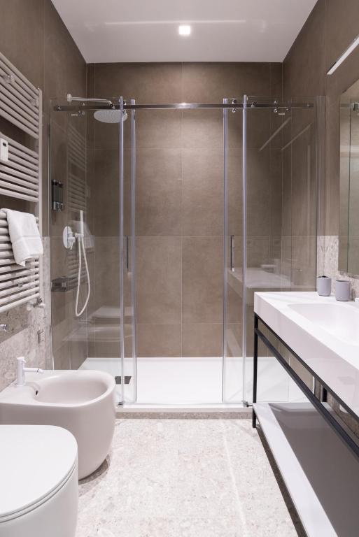 Ванна кімната в White Home Suite and Rooms
