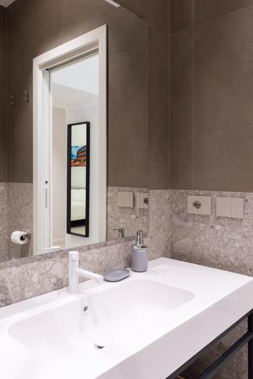 Ванна кімната в White Home Suite and Rooms
