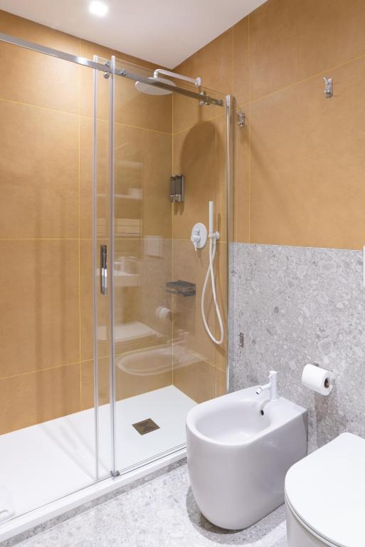 Ванна кімната в White Home Suite and Rooms