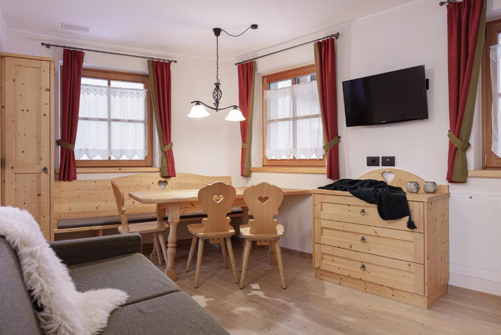 Televízia a/alebo spoločenská miestnosť v ubytovaní Chalet Winklwiese
