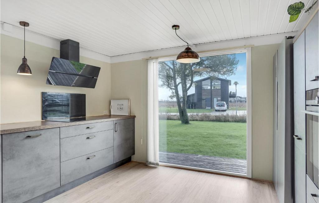 Kuchyň nebo kuchyňský kout v ubytování Amazing Home In Frederikshavn With Wifi