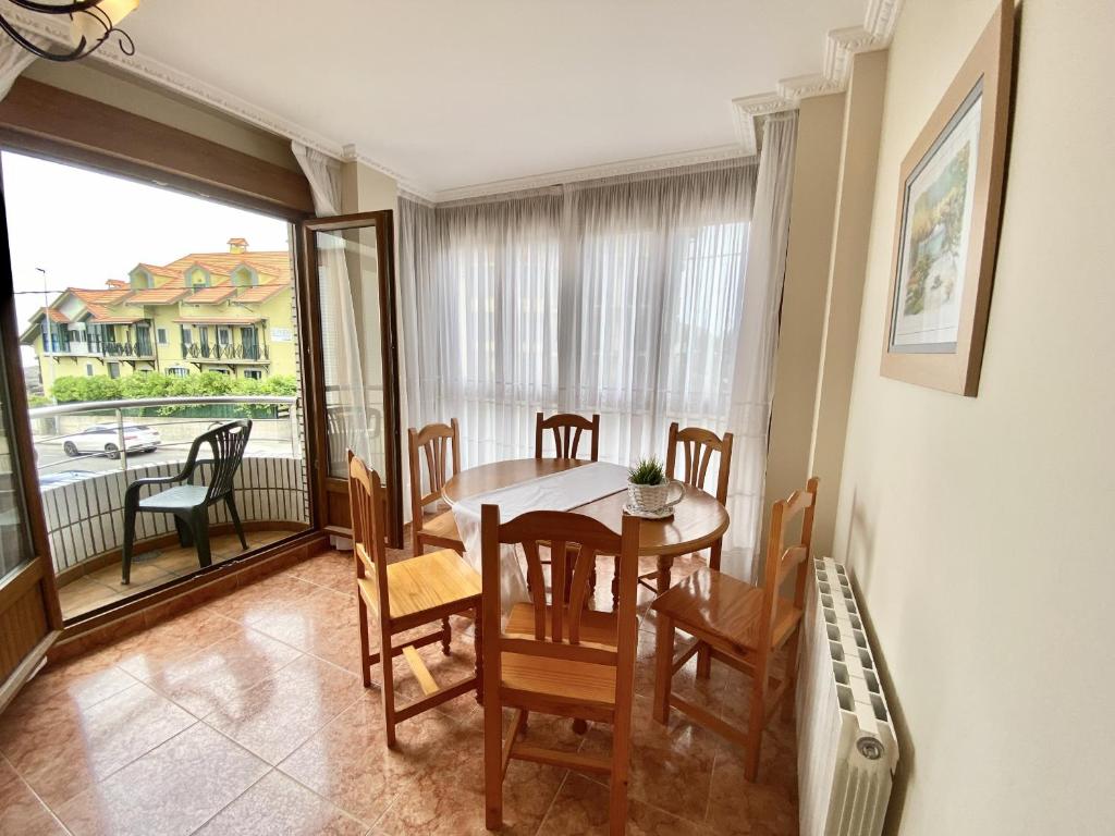 A seating area at Apartamentos Pineda