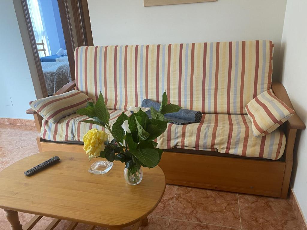 A seating area at Apartamentos Pineda