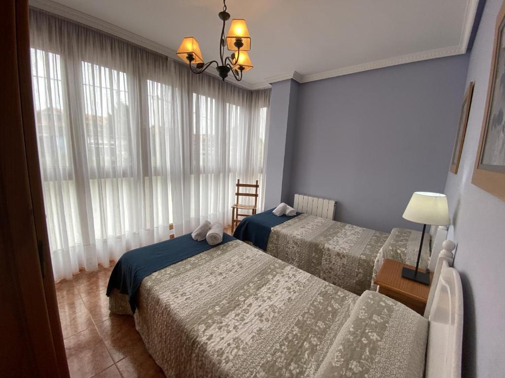 A bed or beds in a room at Apartamentos Pineda