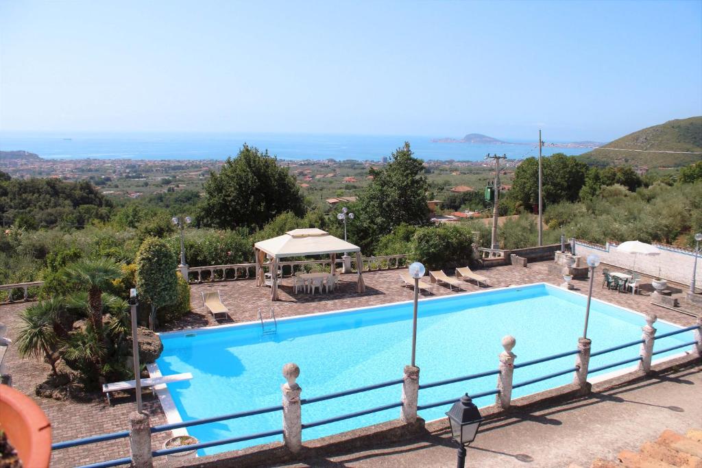 een groot zwembad met een prieel ernaast bij Villa Bice with sea viewpool in Castellonorato