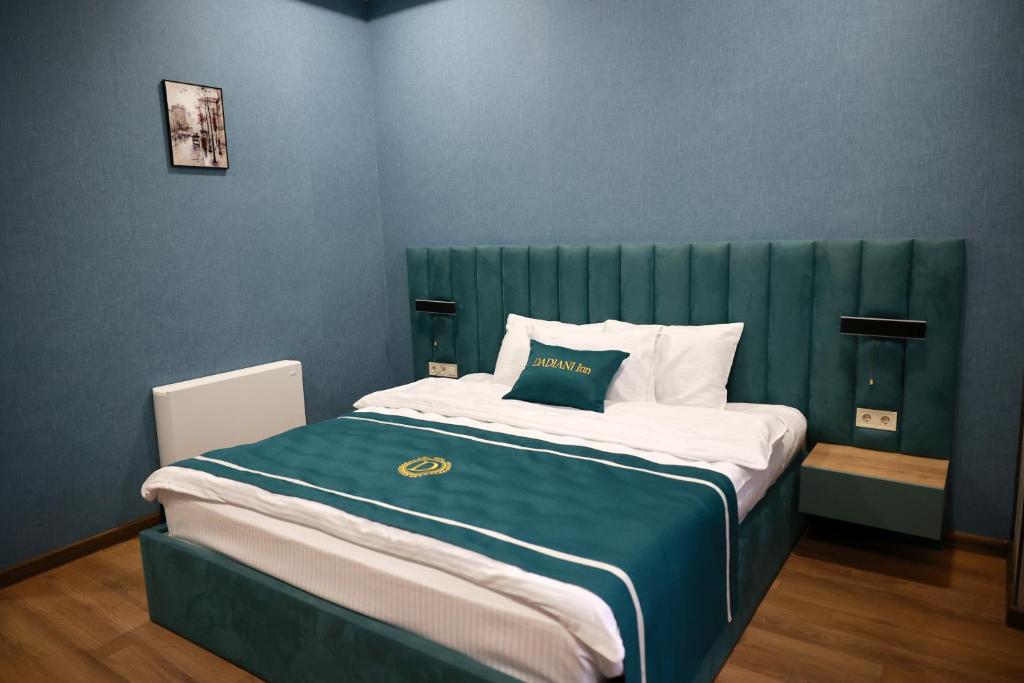 Postel nebo postele na pokoji v ubytování DADIANI Inn