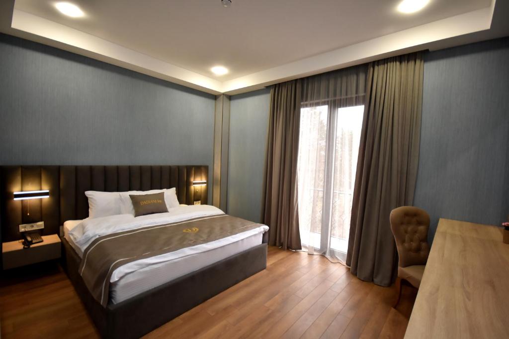 Postel nebo postele na pokoji v ubytování DADIANI Inn