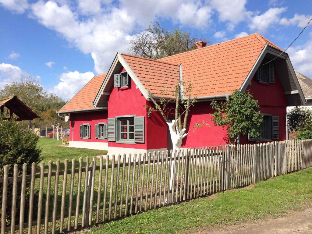 Gallery image of Holiday home in Zalaistvand 27940 in ZalaistvÃ¡nd