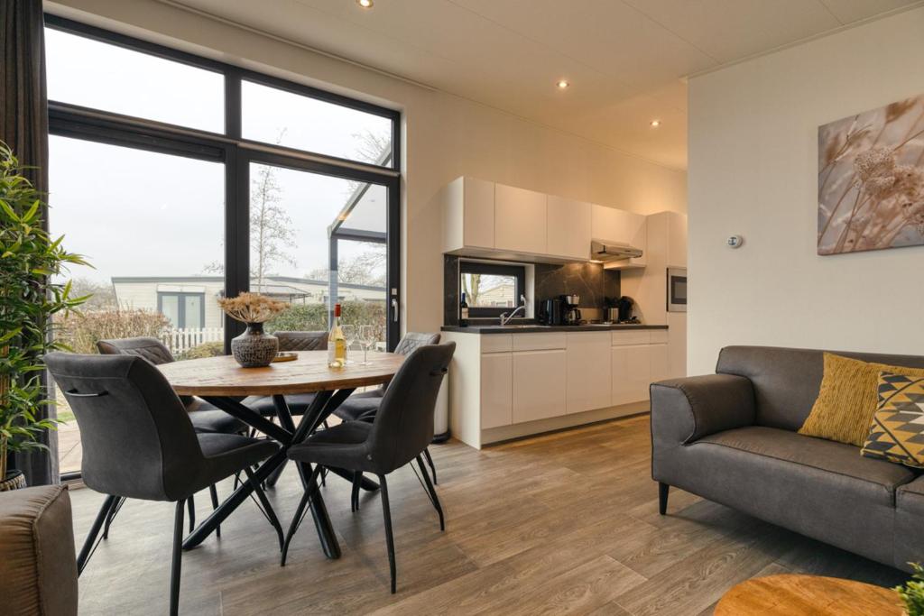 Recreatiepark Jachthaven De Veerstal Lathum - Luxe Chalet - Two-Bedroom Chalet