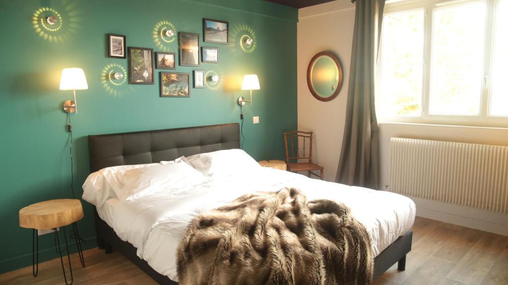 - une chambre avec un lit et une couverture dans l'établissement Gîte des Puys - Pinatelle - Durtol, à Durtol
