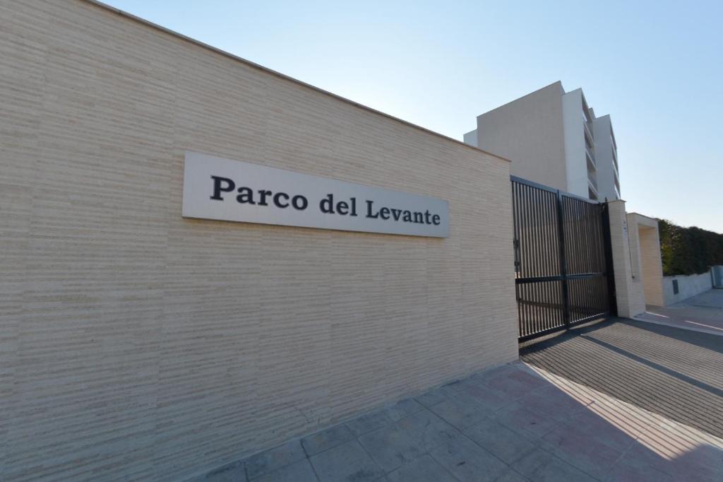 バーリにあるParco del Levanteの建物脇の看板