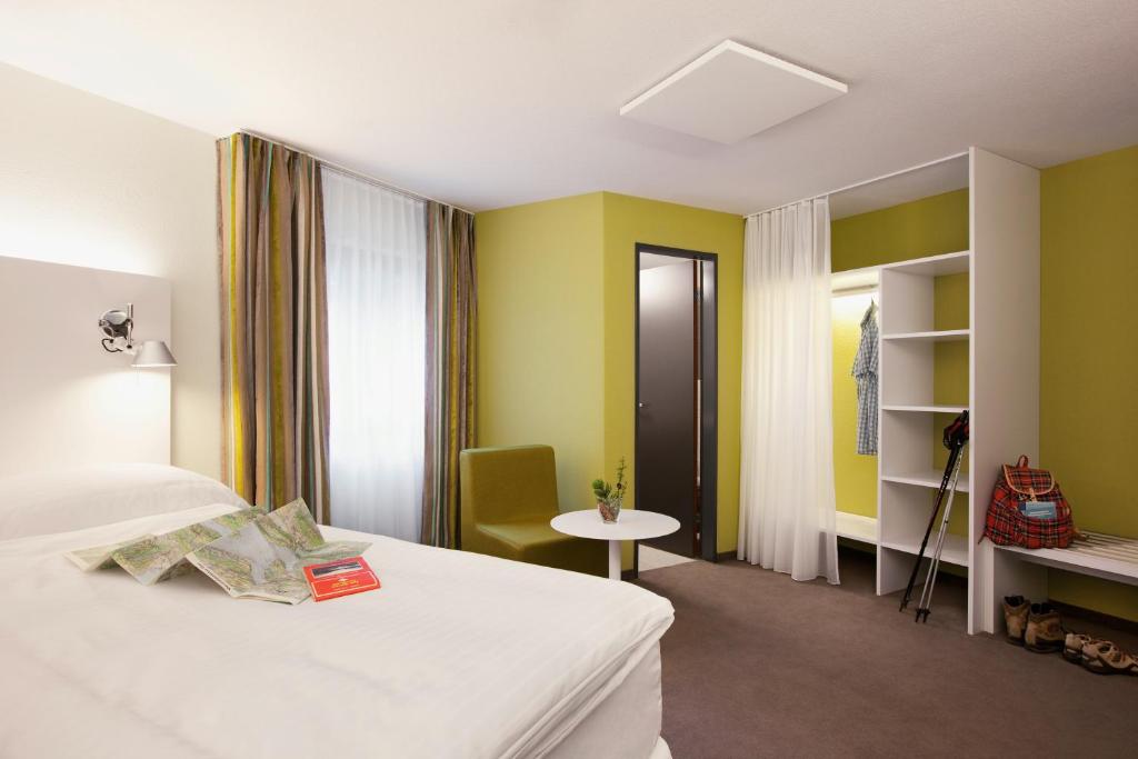 Postel nebo postele na pokoji v ubytování Gästehaus by Stoos Hotels