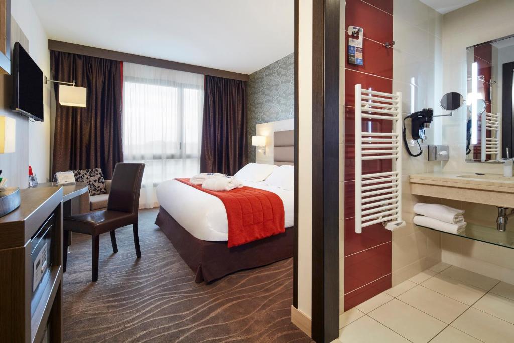 Kyriad Prestige Lyon Est - Saint Priest Eurexpo Hotel and SPA - Superior Double Room With Spa Access
