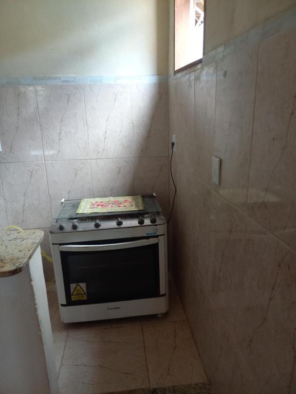 cocina con fogones en la esquina de una habitación en Familia Porto, en Arraial do Cabo