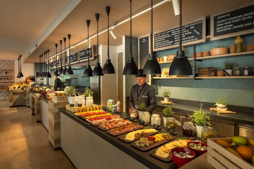 Eten bij of ergens in de buurt van het hotel

