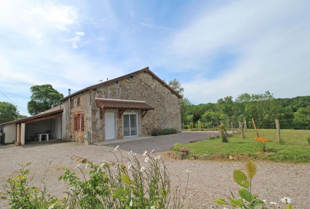 una casa de piedra en medio de un jardín en La guinandie, en Vayres