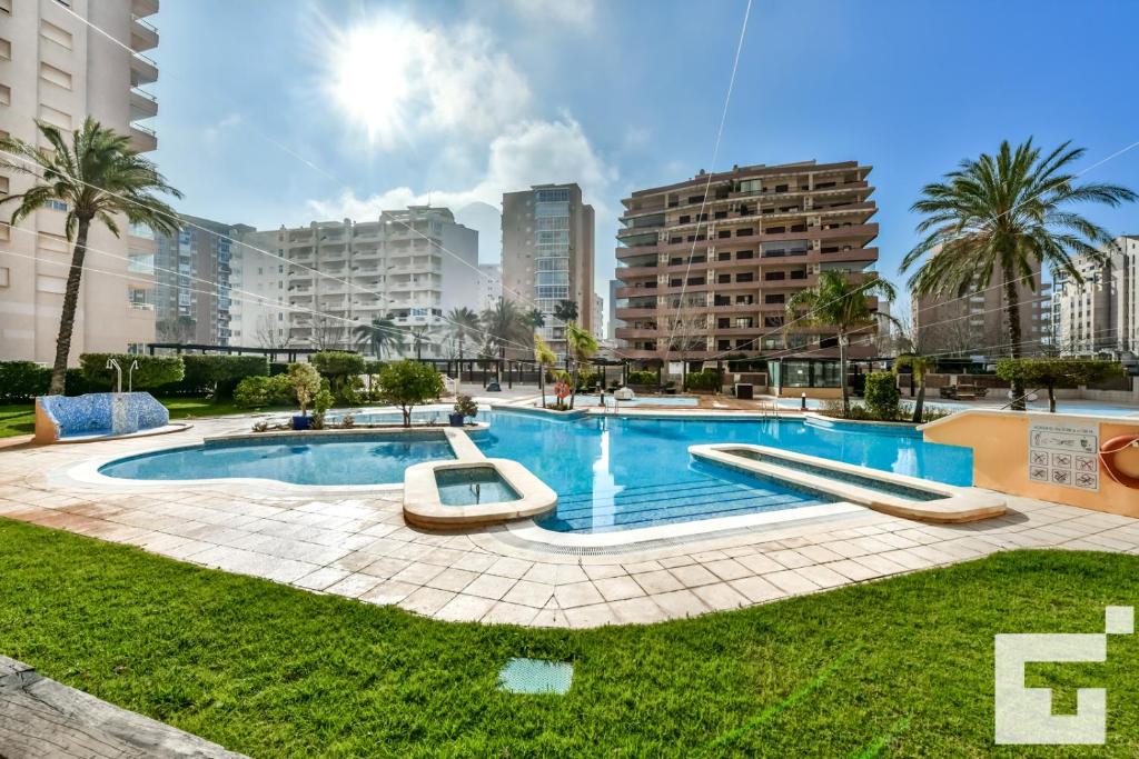 ein Schwimmbad in einer Stadt mit hohen Gebäuden in der Unterkunft Apartamento Apolo XVI 2 19 - Grupo Turis in Calpe