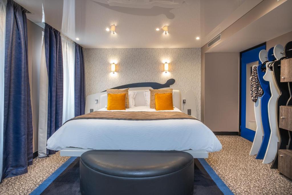 パリにあるホテル デュ ヴュー ソールのベッドと椅子付きのホテルルーム