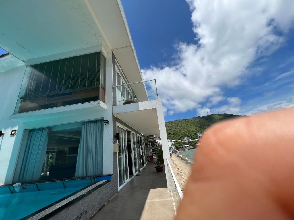 - une vue sur un bâtiment avec vue sur l'océan dans l'établissement Nancy Grand Villa seaview 2, à Vung Tau