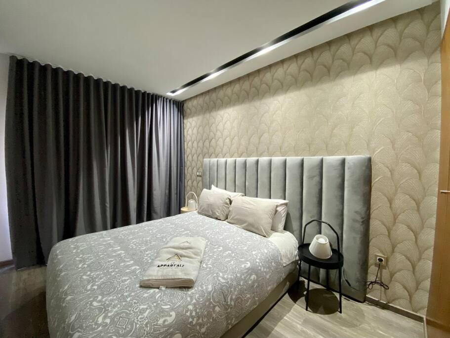- une chambre avec un lit doté d'une tête de lit en argent dans l'établissement Charming Top Floor Bourgogne - By AppartAli, à Casablanca