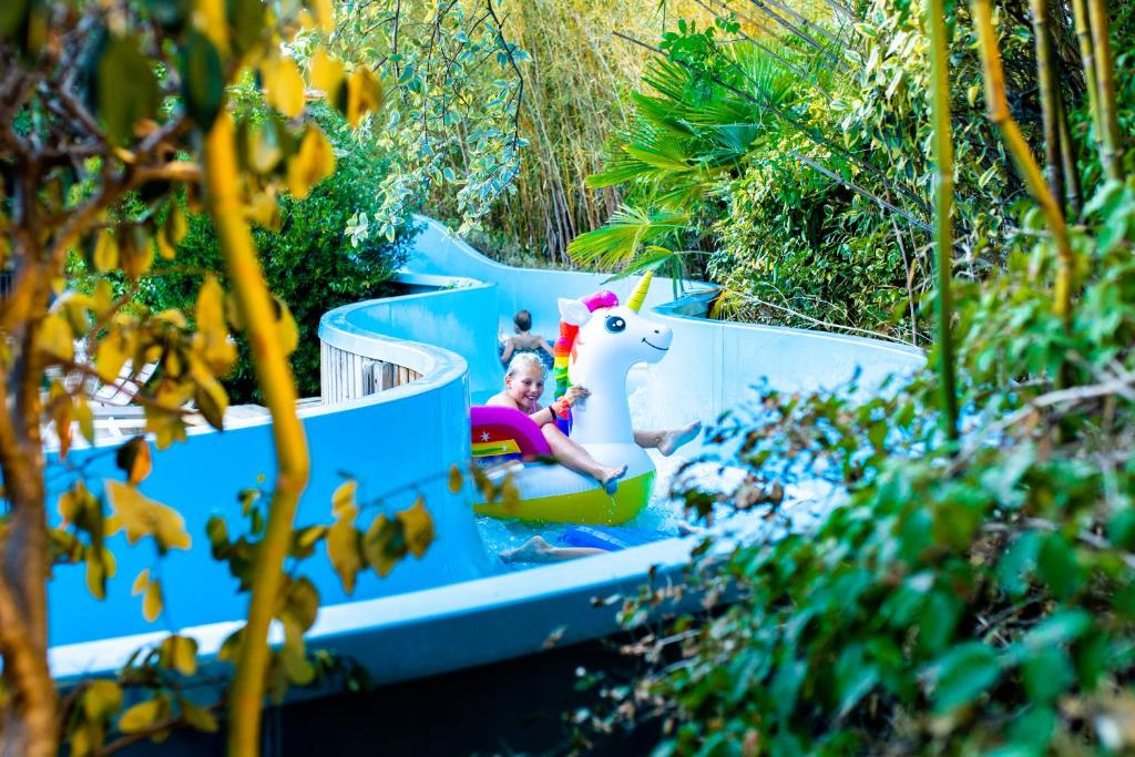 un enfant jouant dans un parc aquatique dans l&#39;établissement Camping RCN Le Moulin de la Pique, à Belvès