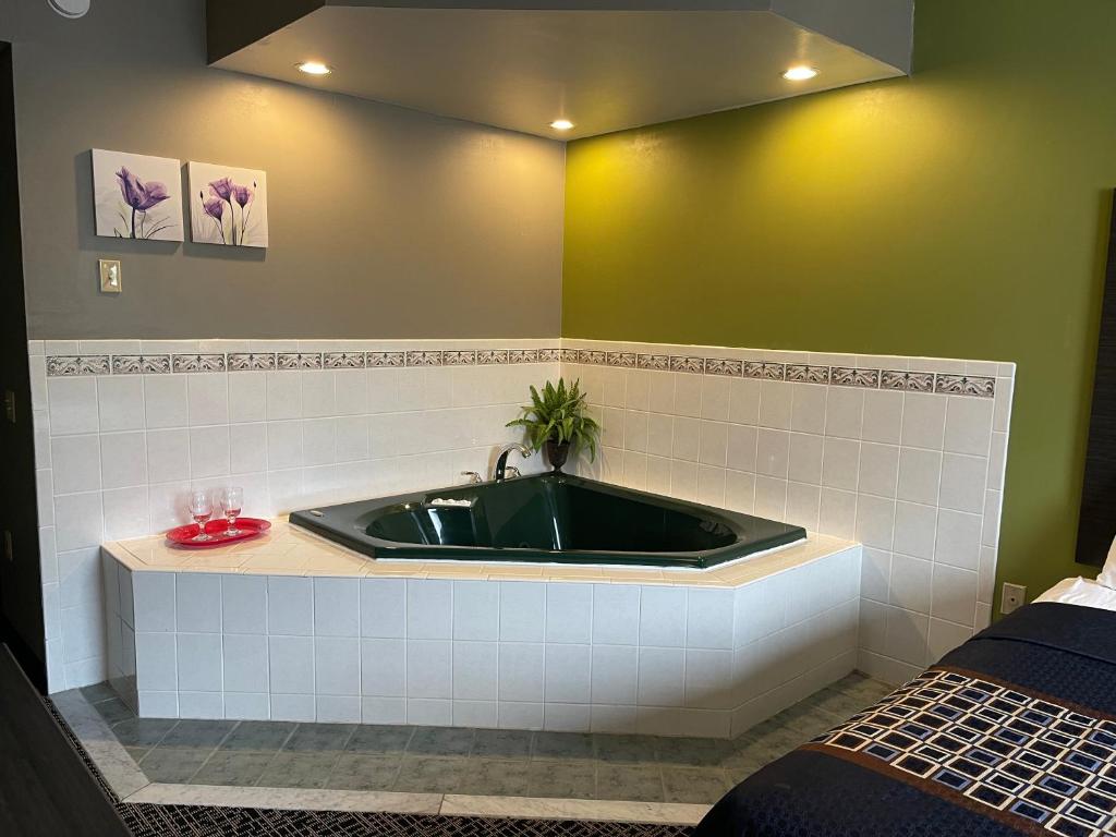 Wingate by Wyndham Lake George - Deluxe King Suite - Non-Smoking