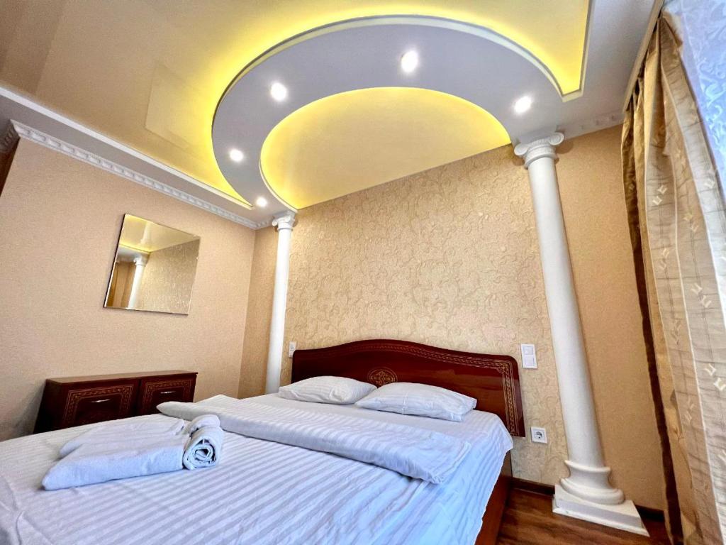 Кровать или кровати в номере ApartPoltava ДВОКІМНАТНІ апартаменти, до 6 спальних місць, кутова ванна, КОРПУСНИЙ ПАРК, документи для відрядження