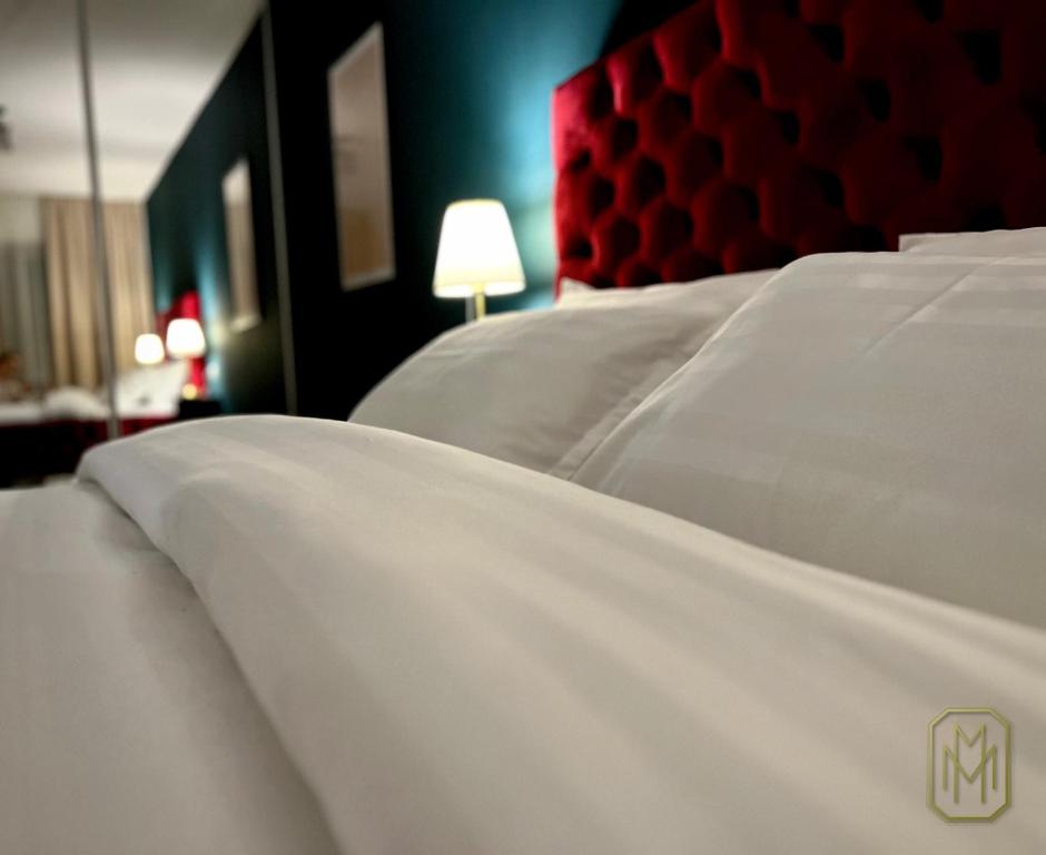 un primer plano de dos camas en una habitación de hotel en MM Residence en Cluj-Napoca
