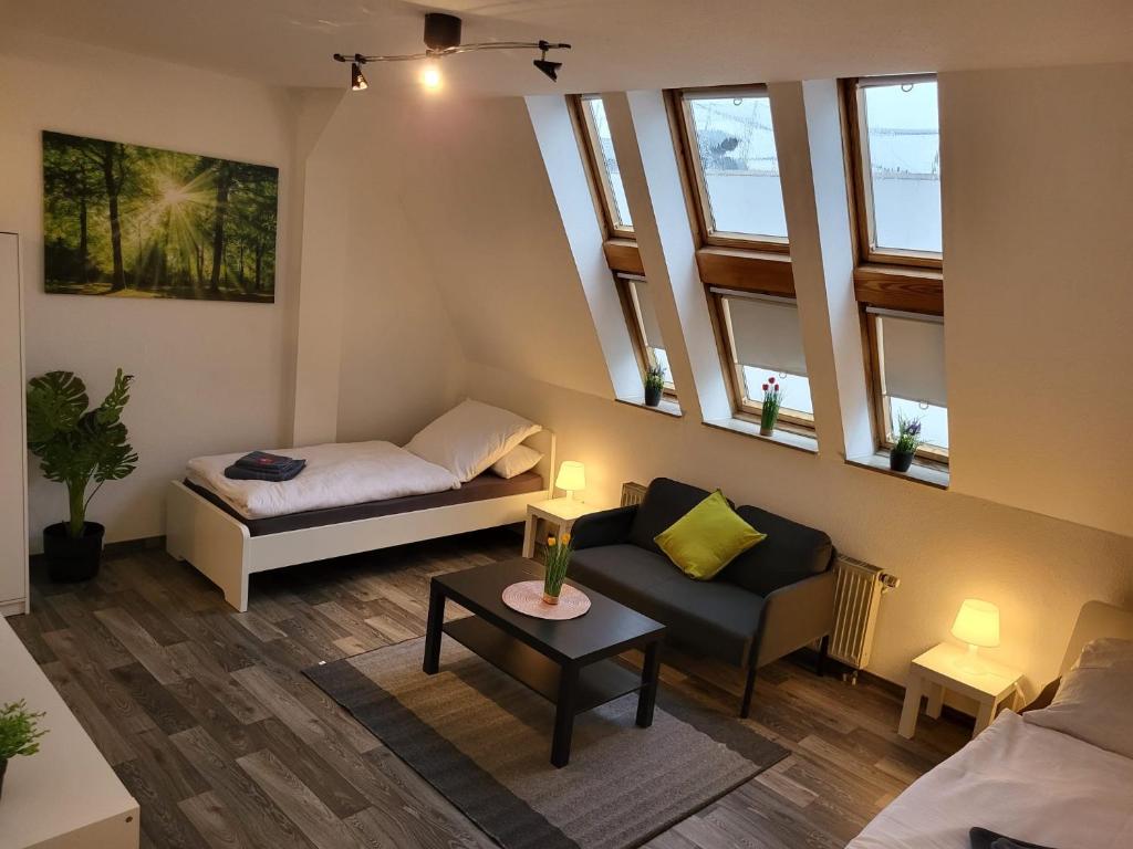 ein kleines Wohnzimmer mit einem Sofa und einem Tisch in der Unterkunft CityApartment Platinum-Zentrum mit Parkplatz in Bielefeld
