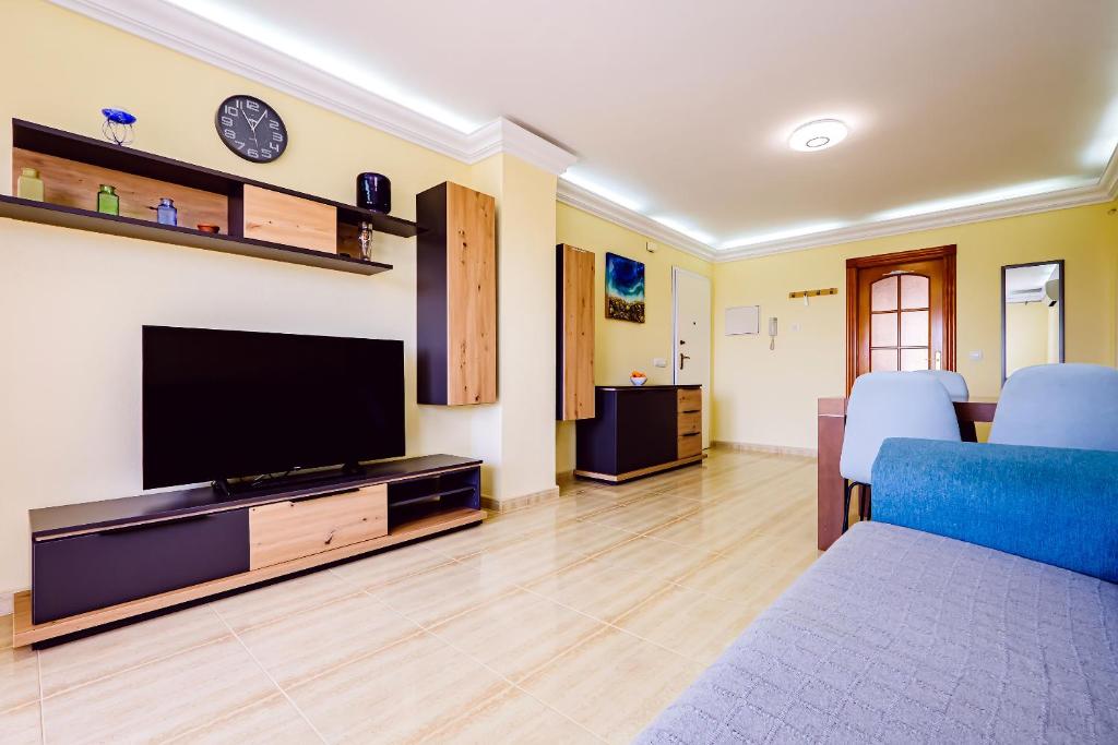 un soggiorno con una TV a schermo piatto su una parete di La Manga 2 Bedroom Apartment near the Beach a Murcia