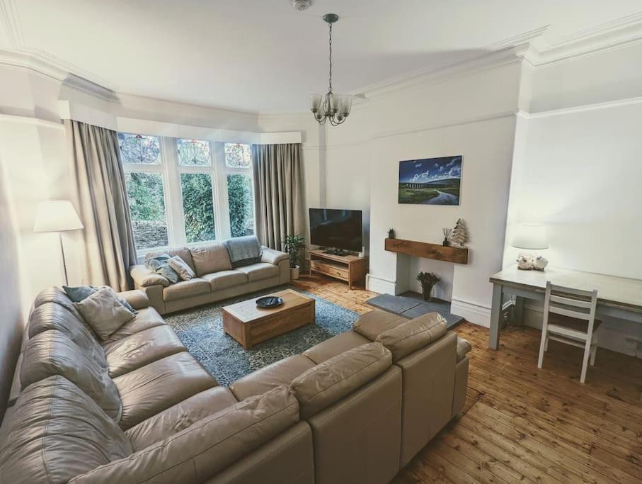 un soggiorno con divano e tavolo di Charming Victorian Home in Saltaire a Saltaire