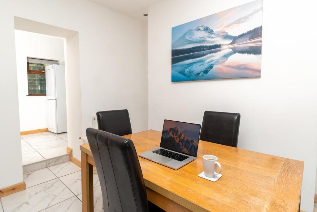 Posezení v ubytování Business friendly & Spacious 2BR home - Perfectly located for working in Swansea