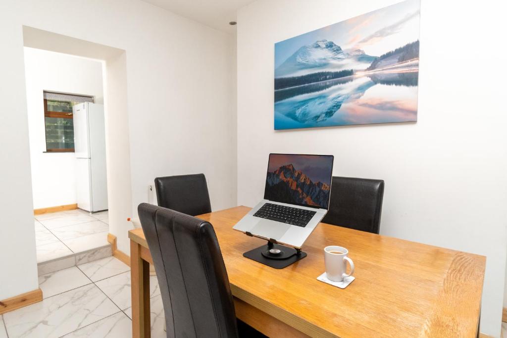 TV a/nebo společenská místnost v ubytování Business friendly & Spacious 2BR home - Perfectly located for working in Swansea