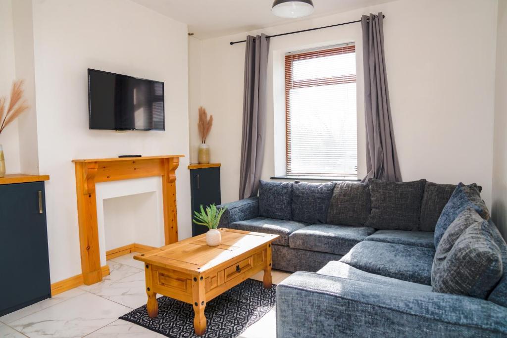 Posezení v ubytování Business friendly & Spacious 2BR home - Perfectly located for working in Swansea