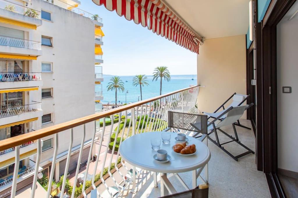 a balcony with a table and a view of the ocean at M1 2P Vue Mer & Cap 1min plage AC Wifi balcon in Roquebrune-Cap-Martin