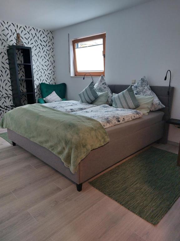 Schlafzimmer mit einem großen Bett und einem Fenster in der Unterkunft Ferienwohnung Tintemann in Traben-Trarbach