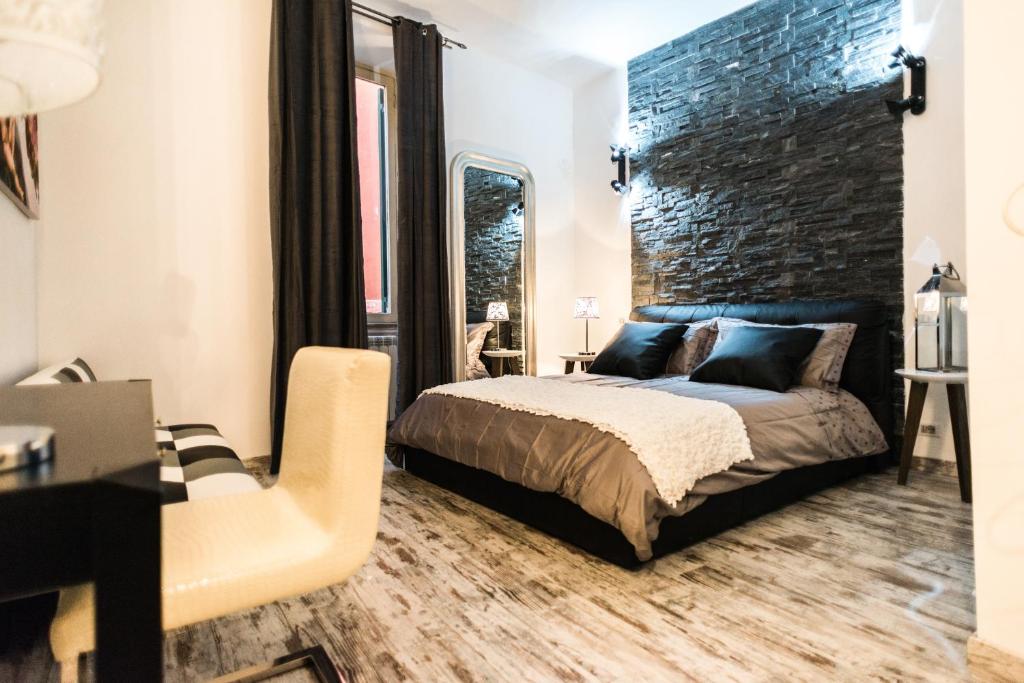 een slaapkamer met een bed en een bakstenen muur bij Trevi & Pantheon Luxury Rooms in Rome