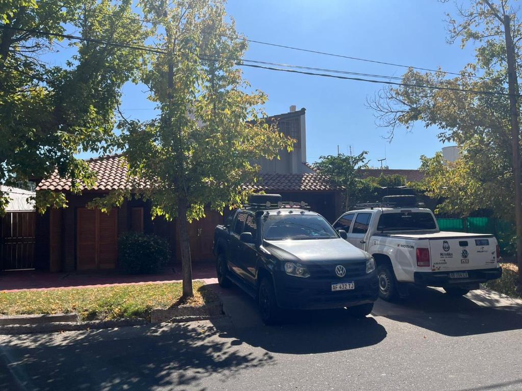dos vehículos estacionados frente a una casa en Casa Chakana en San Rafael