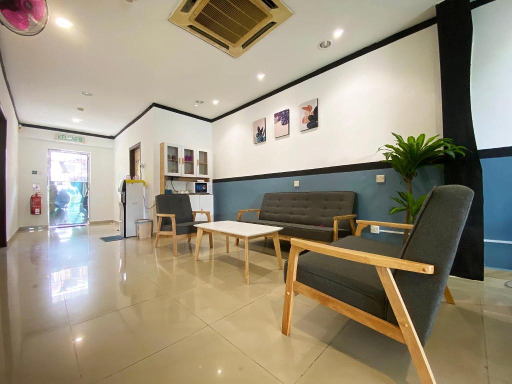 a waiting room with a couch and a table at Hotel 91 Taman Daya in Johor Bahru
