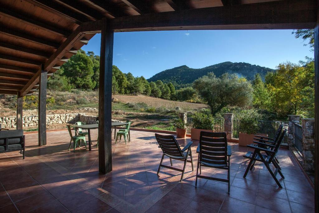 eine Terrasse mit Stühlen und einem Tisch mit Aussicht in der Unterkunft Casa Maro Prenafeta in Prenafeta