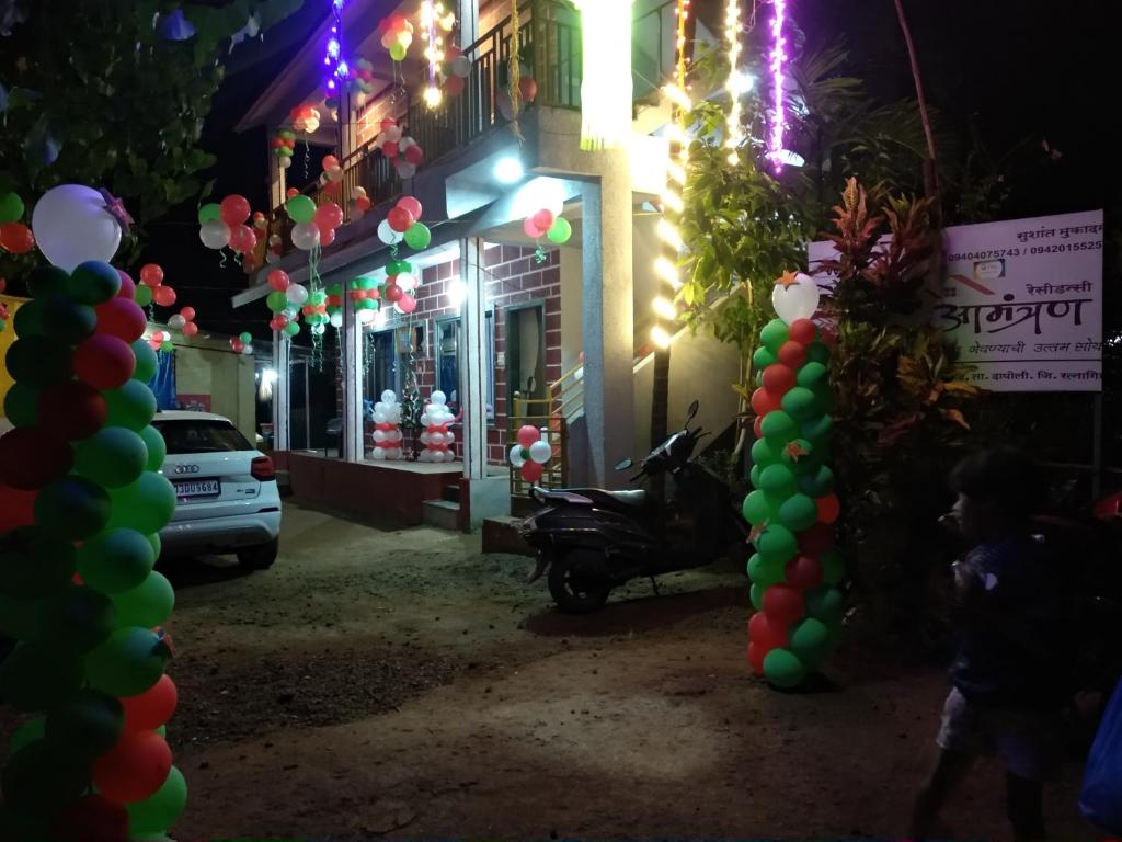 uma rua com uma moto estacionada em frente a um edifício em Aamantran Residency em Dapoli