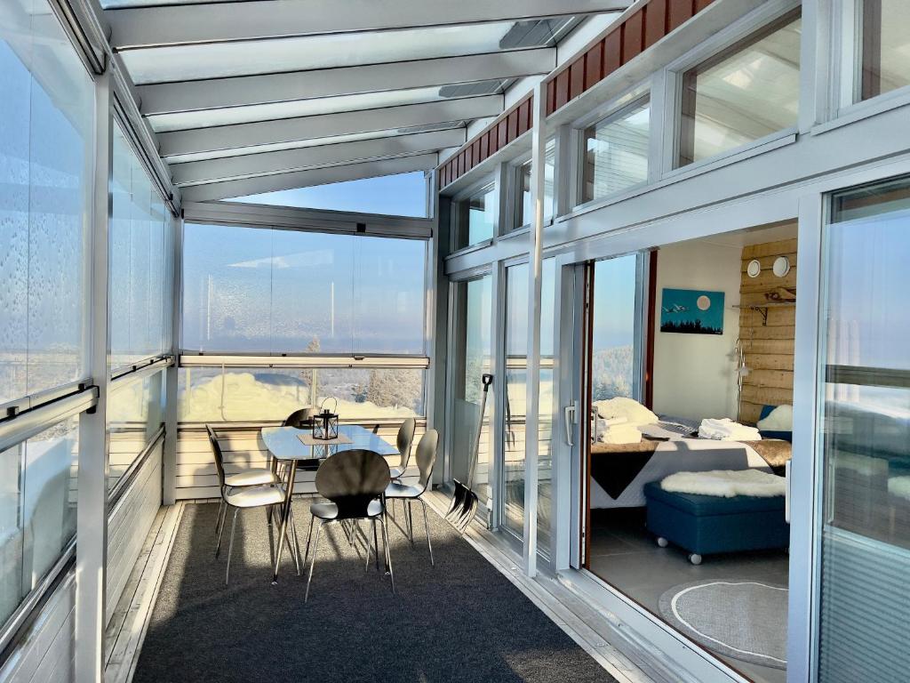 Habitación con balcón con mesa y sillas. en Hotel Arctic Zone en Ruka