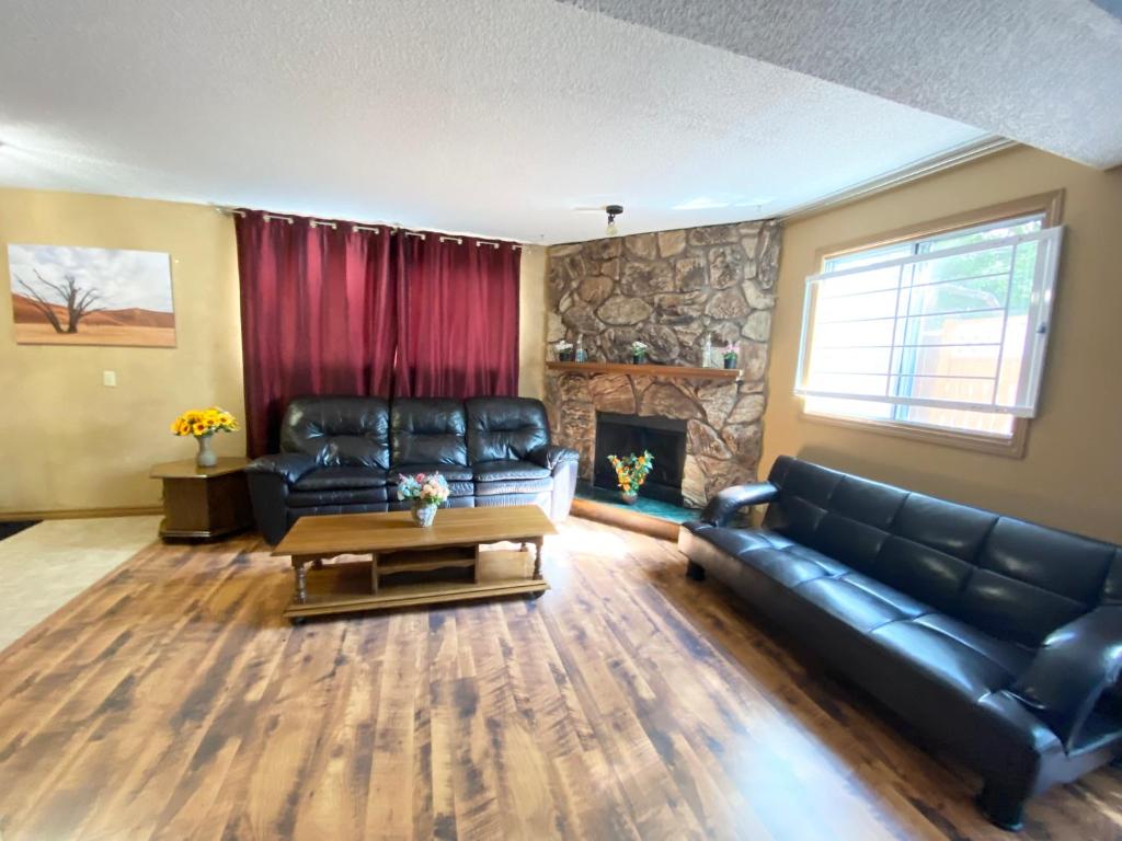 Gallery image of 4 bedrooms 3 bathrooms fourplex close to downtown Calgary in Calgary